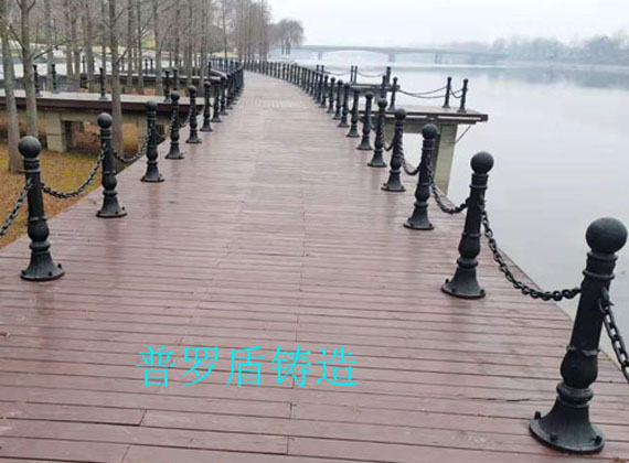 鑄鐵羅馬柱在生活中的運用-江蘇新沂河道鐵鏈護欄的安裝實例