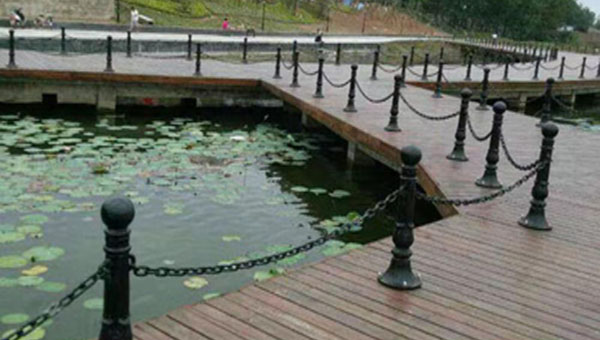 新沂鑄鐵羅馬柱河道鐵鏈護欄的安裝實例